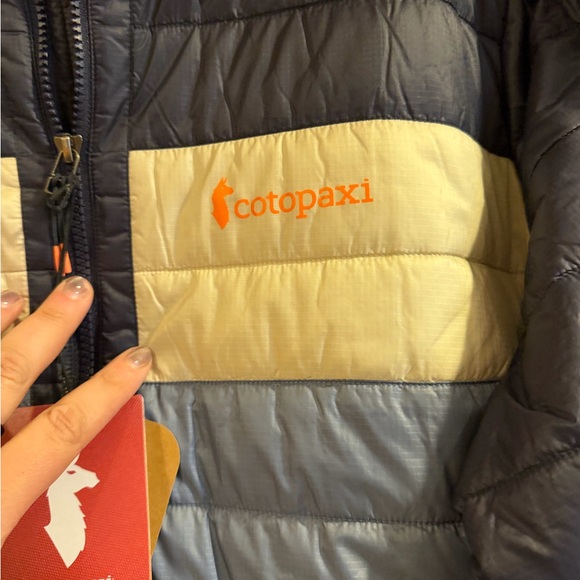 NWT Women’s XL Cotopaxi Blue and Cream Light Puffer Jacket - Picture 4 of 8